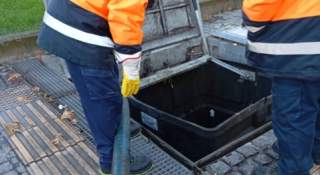 Άμεση επέμβαση της ΔΕΥΑΞ: Καθαρισμοί υπόγειων κάδων σε κρίσιμα σημεία μετά τη σφοδρή νεροποντή