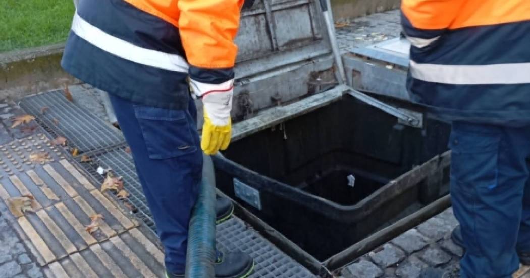 Άμεση επέμβαση της ΔΕΥΑΞ: Καθαρισμοί υπόγειων κάδων σε κρίσιμα σημεία μετά τη σφοδρή νεροποντή